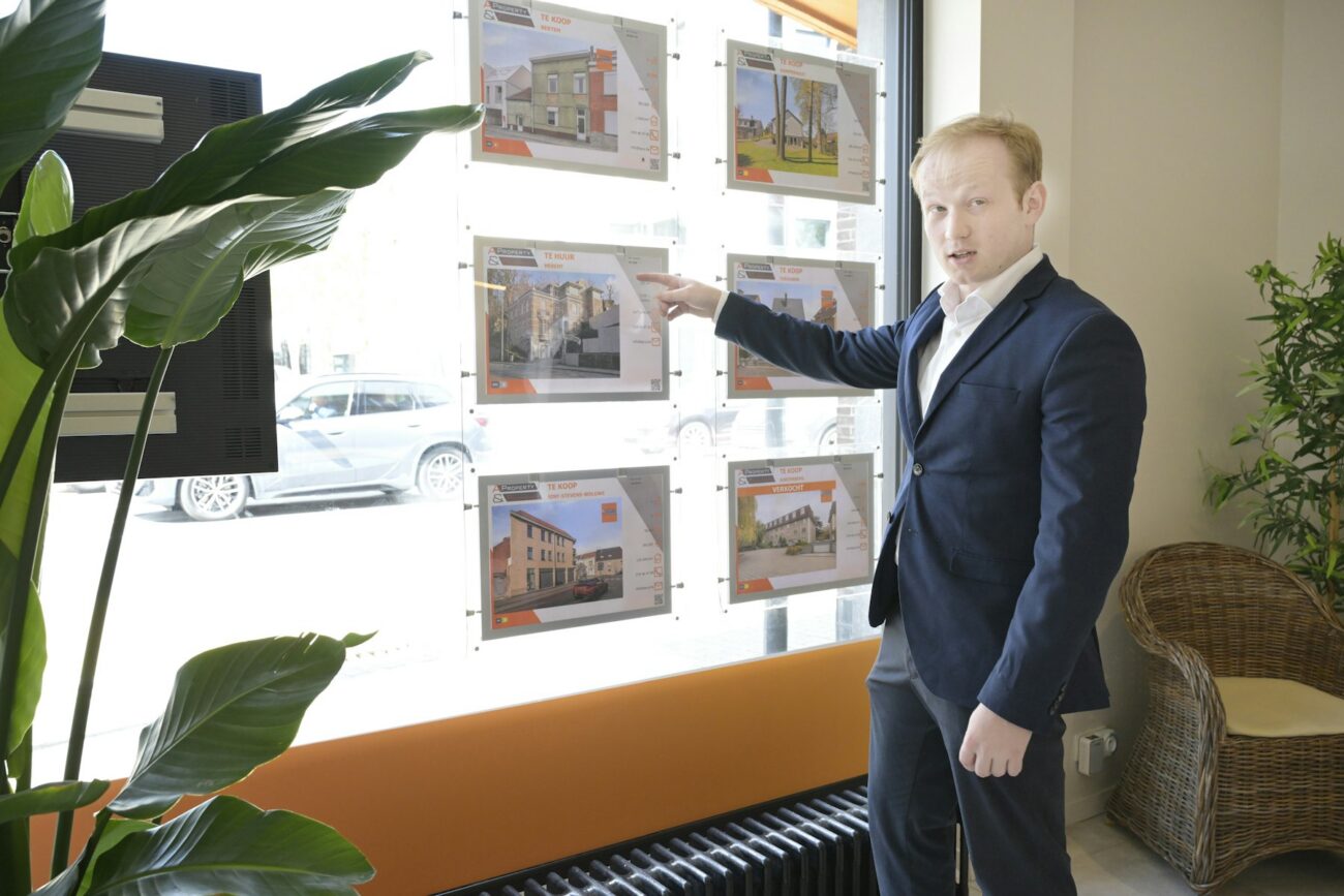Schaufenster eines Immobilienbüros mit ausgehängten Objekten