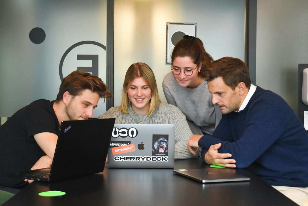 Team bei der Arbeit am Laptop